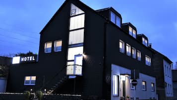 Façade de l’hébergement - soirée/nuit