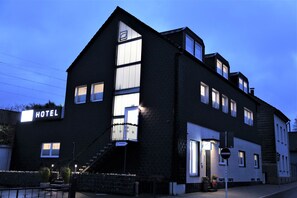 Front of property - evening/night - Minsu Hotel (Muelheim an der Ruhr)