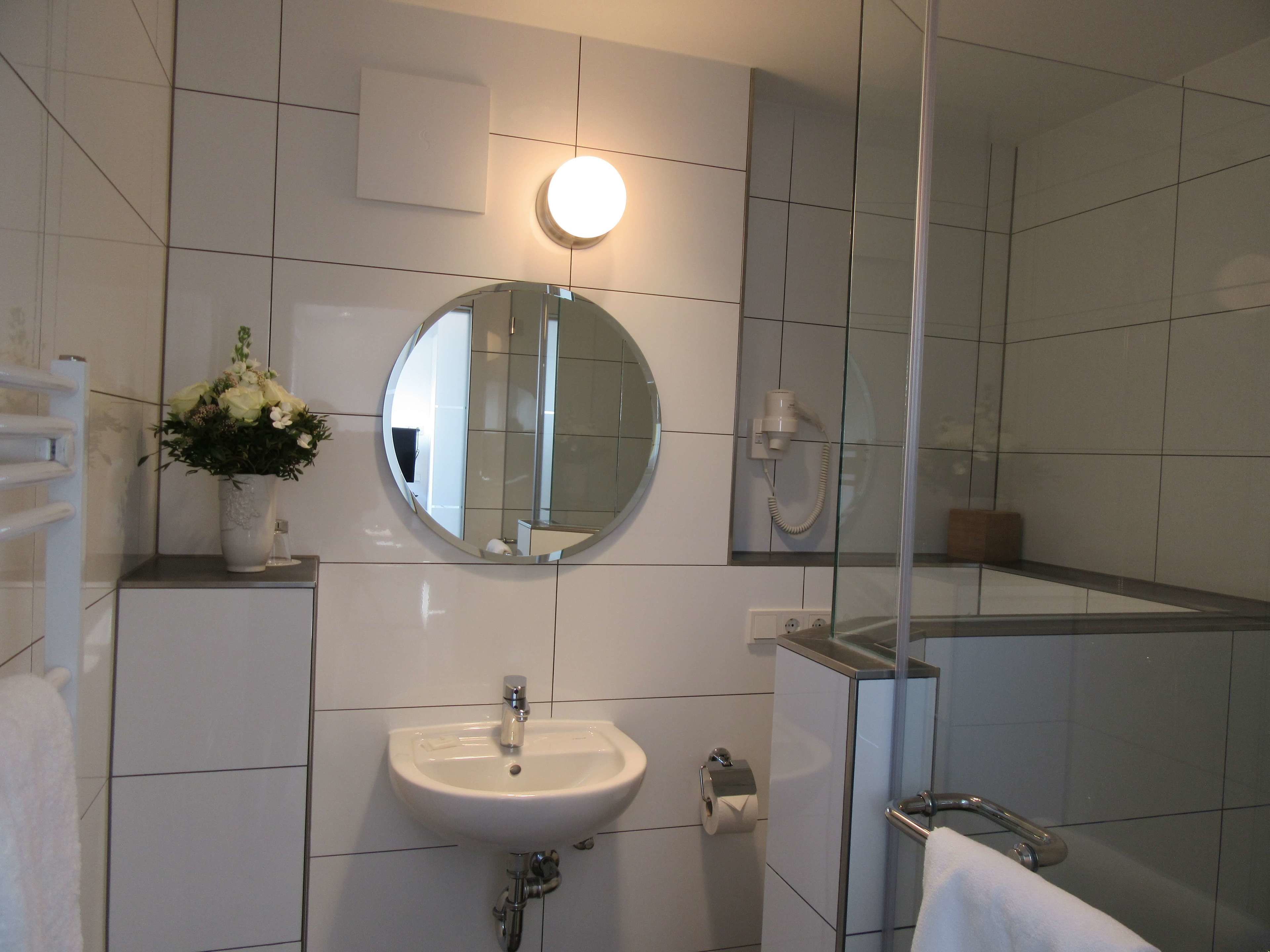 business single room | bathroom | shower, hydromassage showerhead, free toiletries, hair dryer