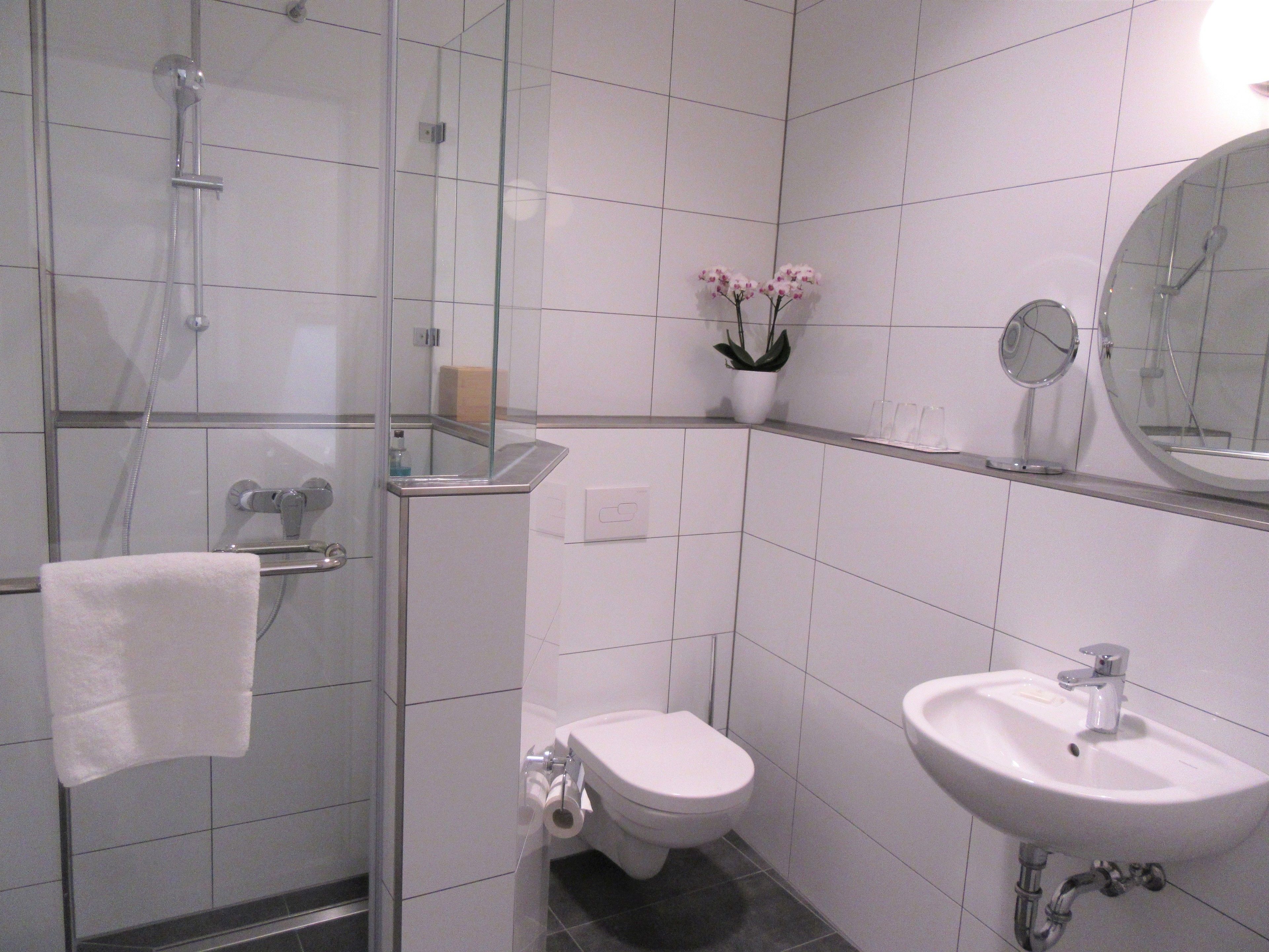 family studio suite, kitchen | bathroom | shower, hydromassage showerhead, free toiletries, hair dryer