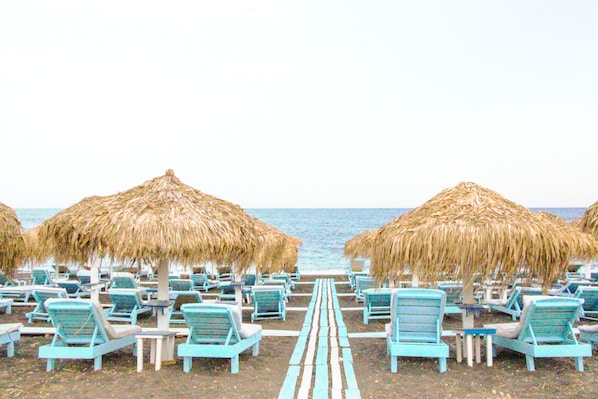 Private beach, black sand, sun-loungers, beach umbrellas - Dodo's Santorini (Santorini)