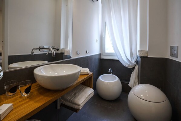 Family Room, City View | Premium bedding, in-room safe, desk, free WiFi - Galleria 38 affittacamere (La Spezia)