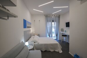 Classic-Dreibettzimmer, Balkon | Hochwertige Bettwaren, Zimmersafe, Schreibtisch, kostenloses WLAN