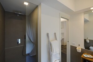 Comfort Double Room, Balcony | Bathroom | Shower, rainfall showerhead, free toiletries, hair dryer - Galleria 38 affittacamere (La Spezia)