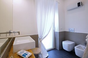 Comfort Double Room, Balcony | Bathroom | Shower, rainfall showerhead, free toiletries, hair dryer - Galleria 38 affittacamere (La Spezia)