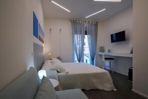 Ropa de cama de alta calidad y caja de seguridad en la habitación 