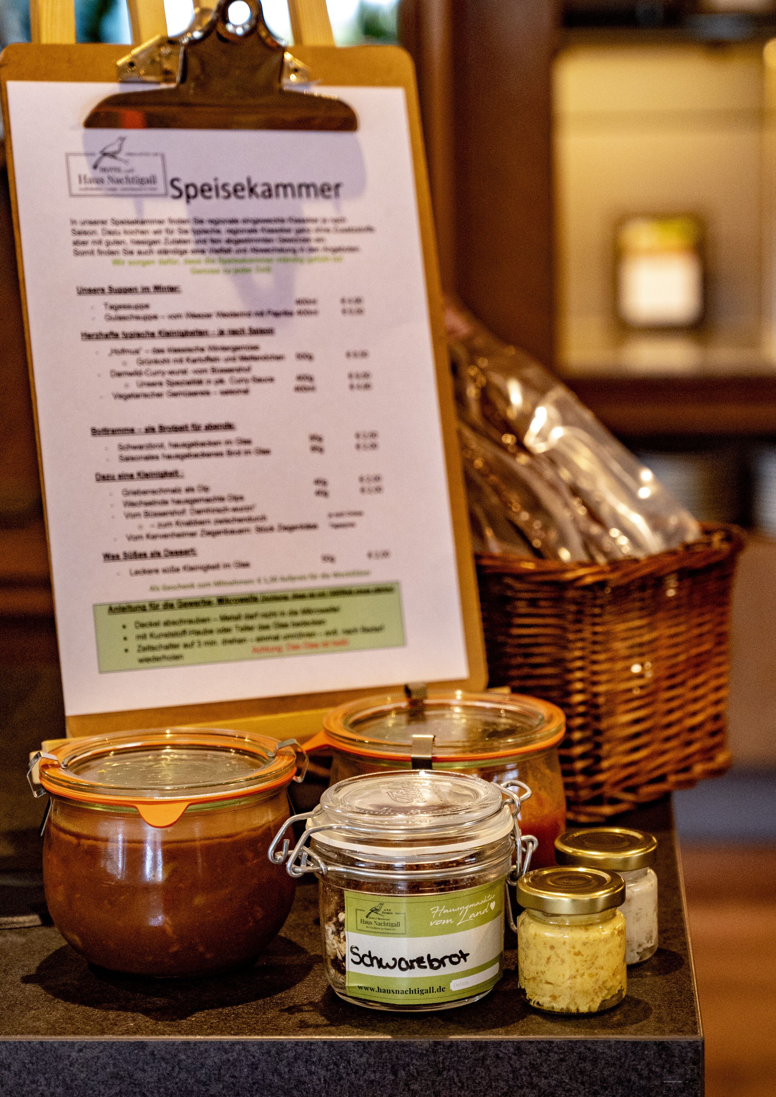 Eine Speisekarte mit dem Titel 'Speisekammer' und verschiedenen angebotenen Gerichten.