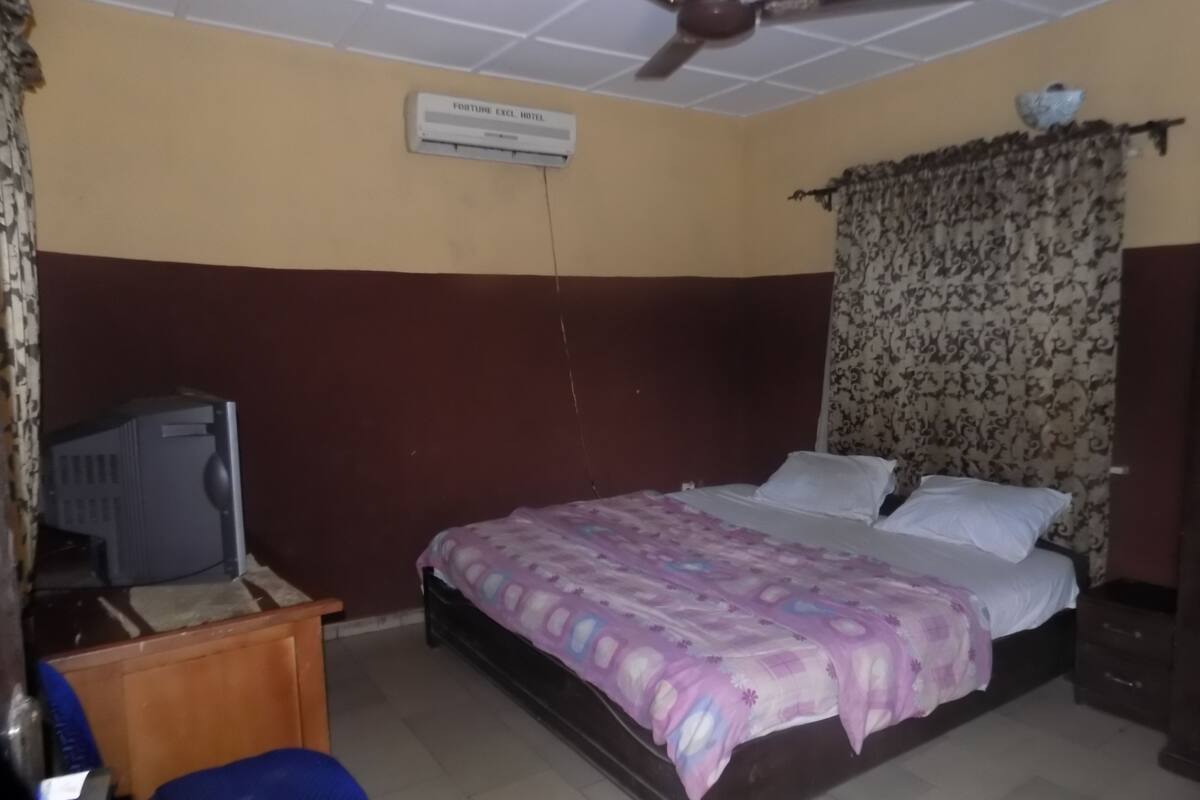 Blackout drapes, cribs (surcharge), bed sheets