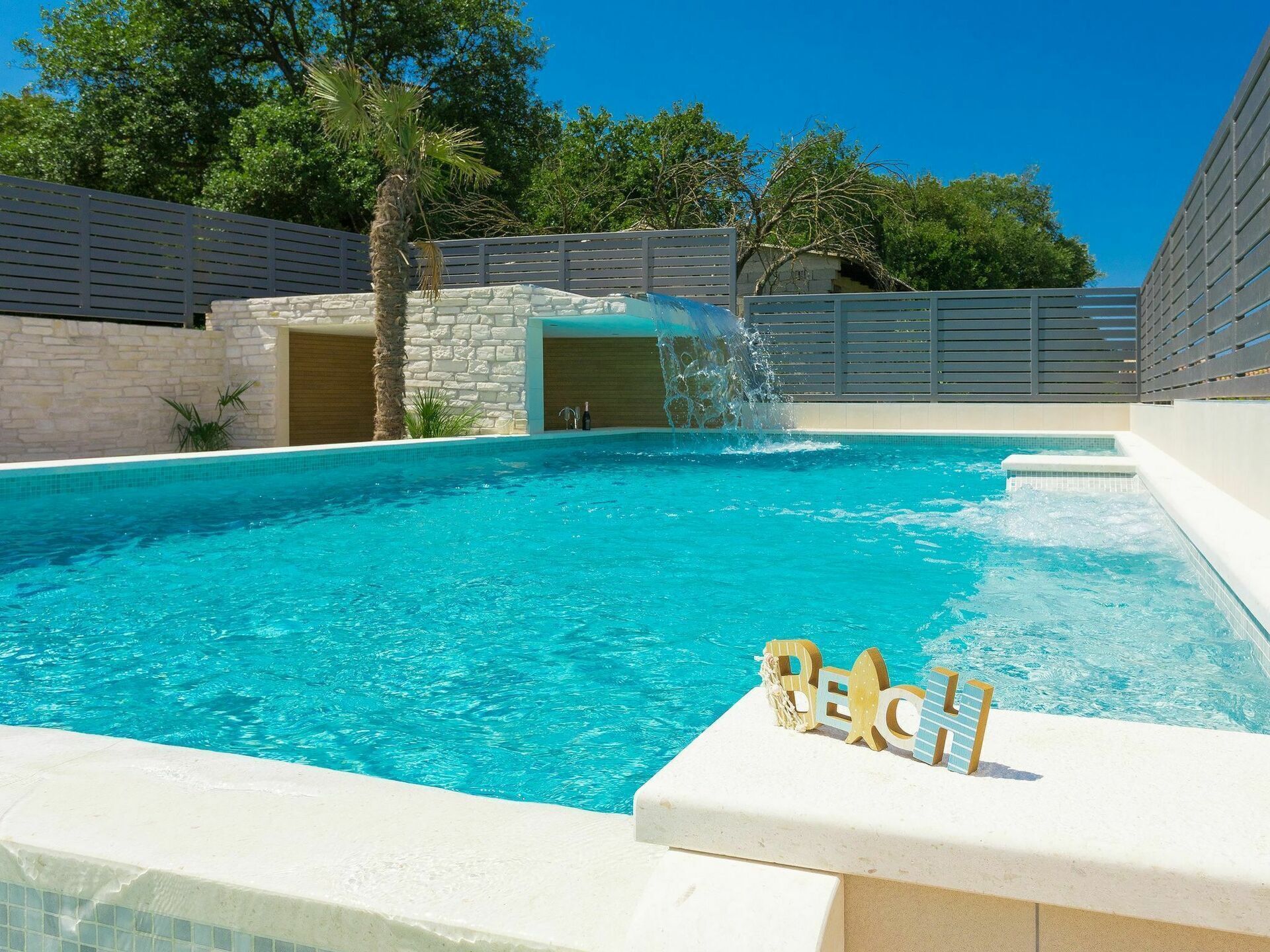 Agua, Cielo, Propiedad, Piscina, Azul, Azur, Planta, Edificio, Sombra, Rectángulo