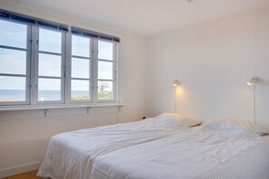 5 bedrooms, desk, iron/ironing board, free WiFi - "The old Brewery" Gudhjem :) (Gudhjem)