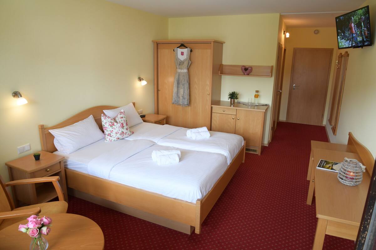 Hypo-allergenic bedding, down duvets, in-room safe, desk