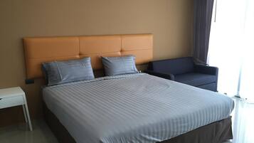 Cortinas blackout, wifi gratis y ropa de cama