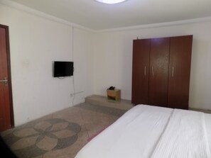 Royal suite | Een bureau, een laptopwerkplek, beddengoed