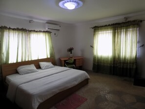 Suite Royal | Escritorio, espacio para trabajar con laptop y ropa de cama