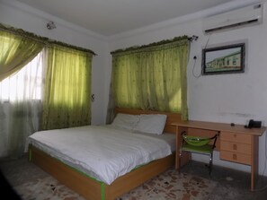 Royal Double Room | Desk, laptop workspace, bed sheets