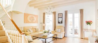 Sitges Spaces Beach House- 4 Bedroom/3 bathroom/Jacuzzi- Sleeps up to 9