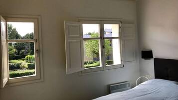 2 bedrooms, iron/ironing board