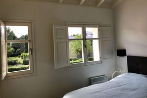 2 quartos, ferros/tábuas de passar roupa