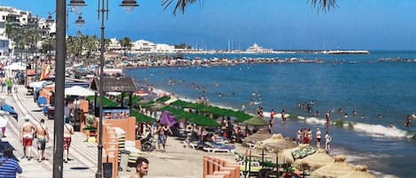 Sulla spiaggia, lettini da mare