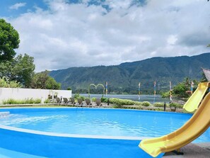 2 outdoor pools