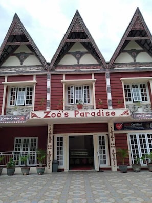 Terrace/patio - Zoe's Paradise Waterfront Hotel (Samosir)