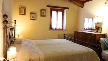 2 bedrooms, iron/ironing board, WiFi