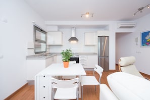 Fridge, microwave, oven, stovetop - Nice frontline apartment in Playa de Arinaga (Arinaga)