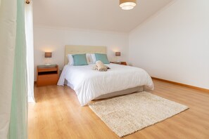 4 bedrooms, iron/ironing board, free WiFi, bed sheets