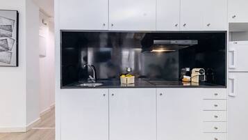 Refrigerador, microondas, placa de cocina, cafetera/tetera