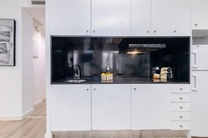 Køleskab, mikrobølgeovn, kogeplade, kaffe-/temaskine