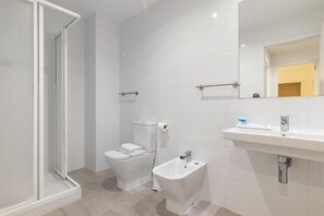 Bathtub, hair dryer, towels, shampoo