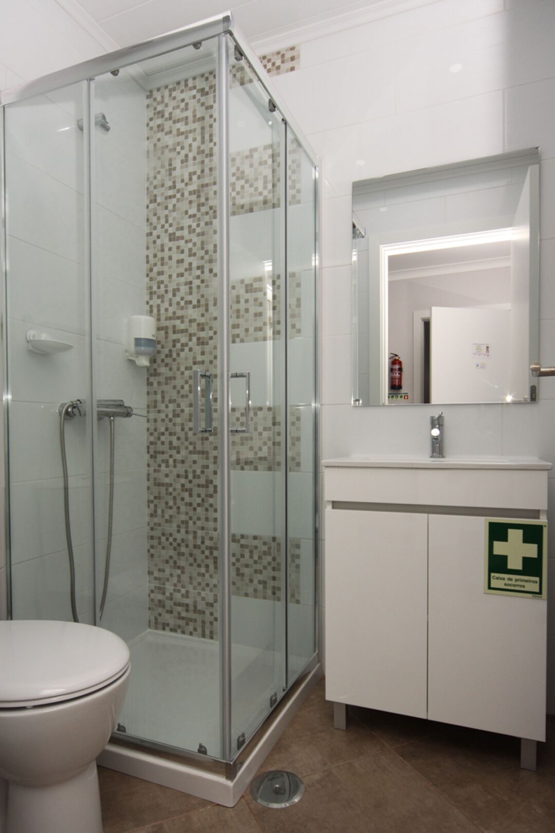 Sèche-cheveux, serviettes fournies