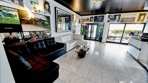 Una sala de estar moderna con un sofá modular, una mesa de centro y un espejo grande.
