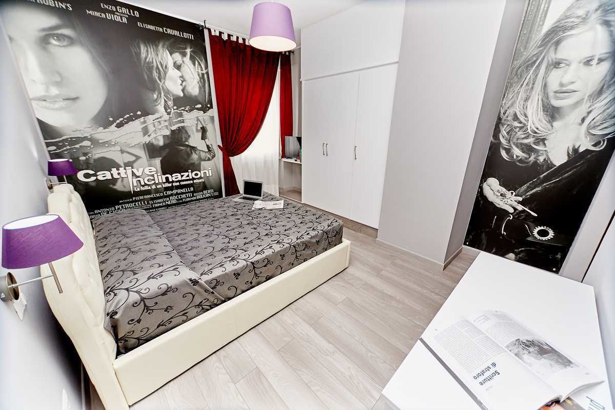 Une chambre à coucher avec un lit, un bureau et une armoire.