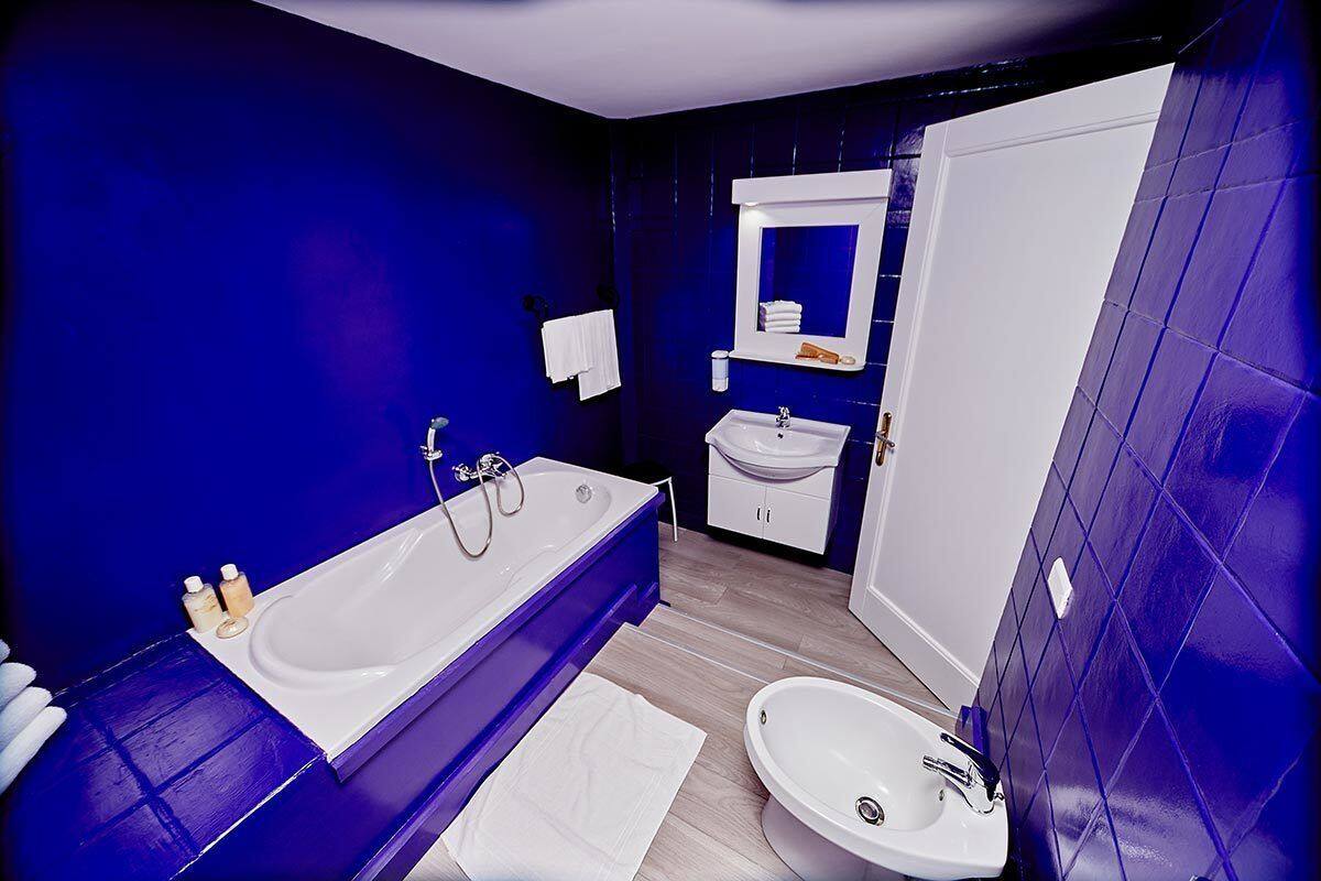 Shower, bidet, towels