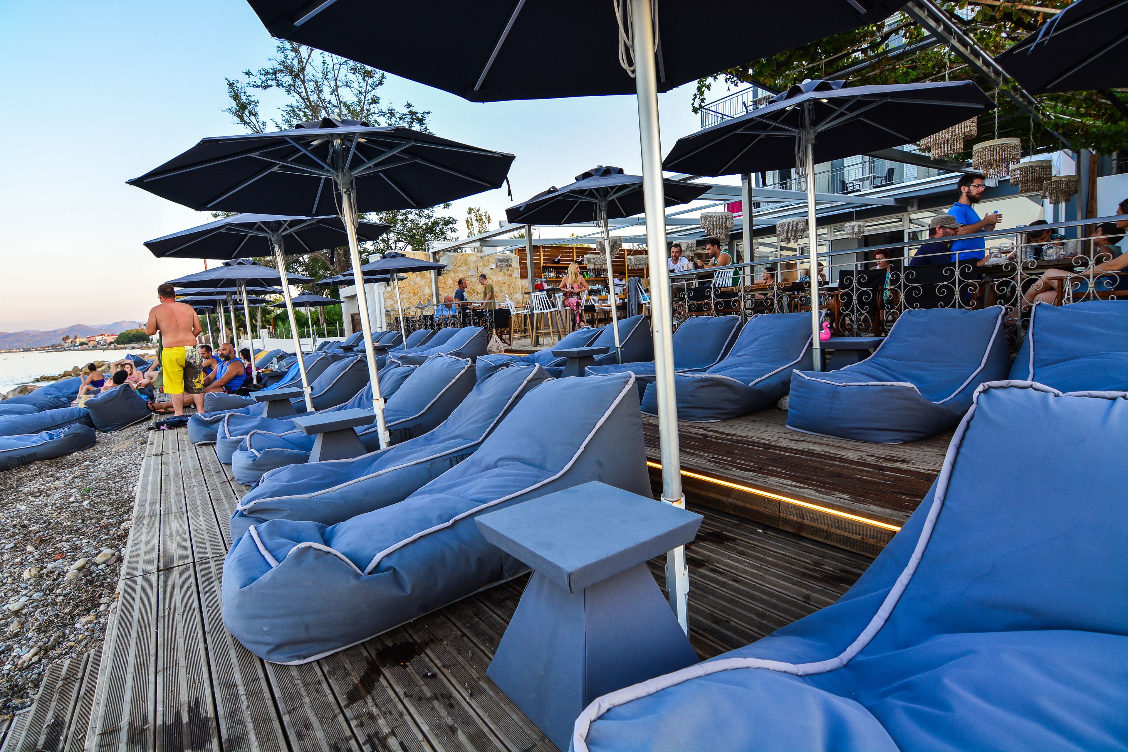 位於海灘上、躺椅、遮陽傘