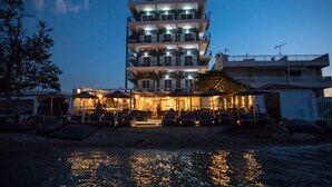 Un hôtel à plusieurs étages doté d’une terrasse et d’un espace piscine.