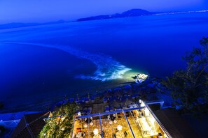 Eine Strandterrasse mit Sitzgelegenheiten und Meerblick.