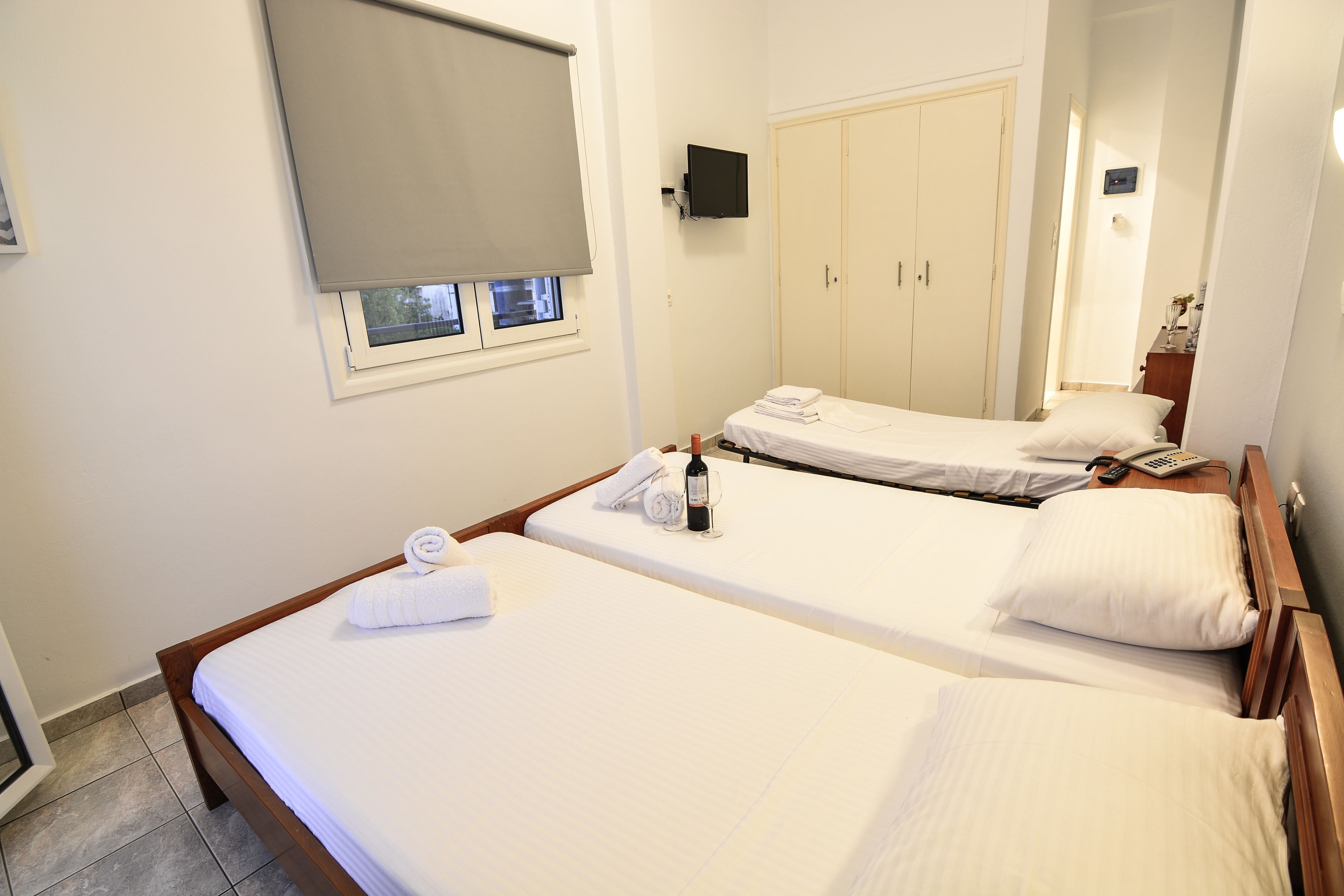 Een bureau, geluiddichte muren, gratis wifi, beddengoed
