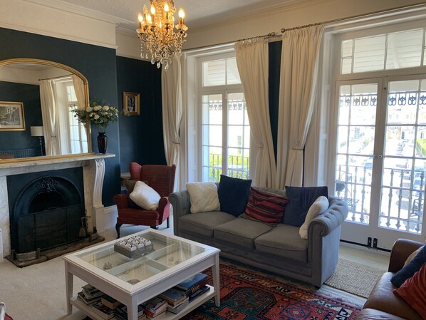 Smart TV, fireplace, DVD player, books