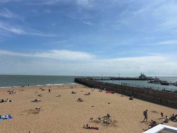 Una playa cerca