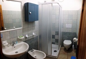 Dusche, Haartrockner, Bidet, Toilettenpapier