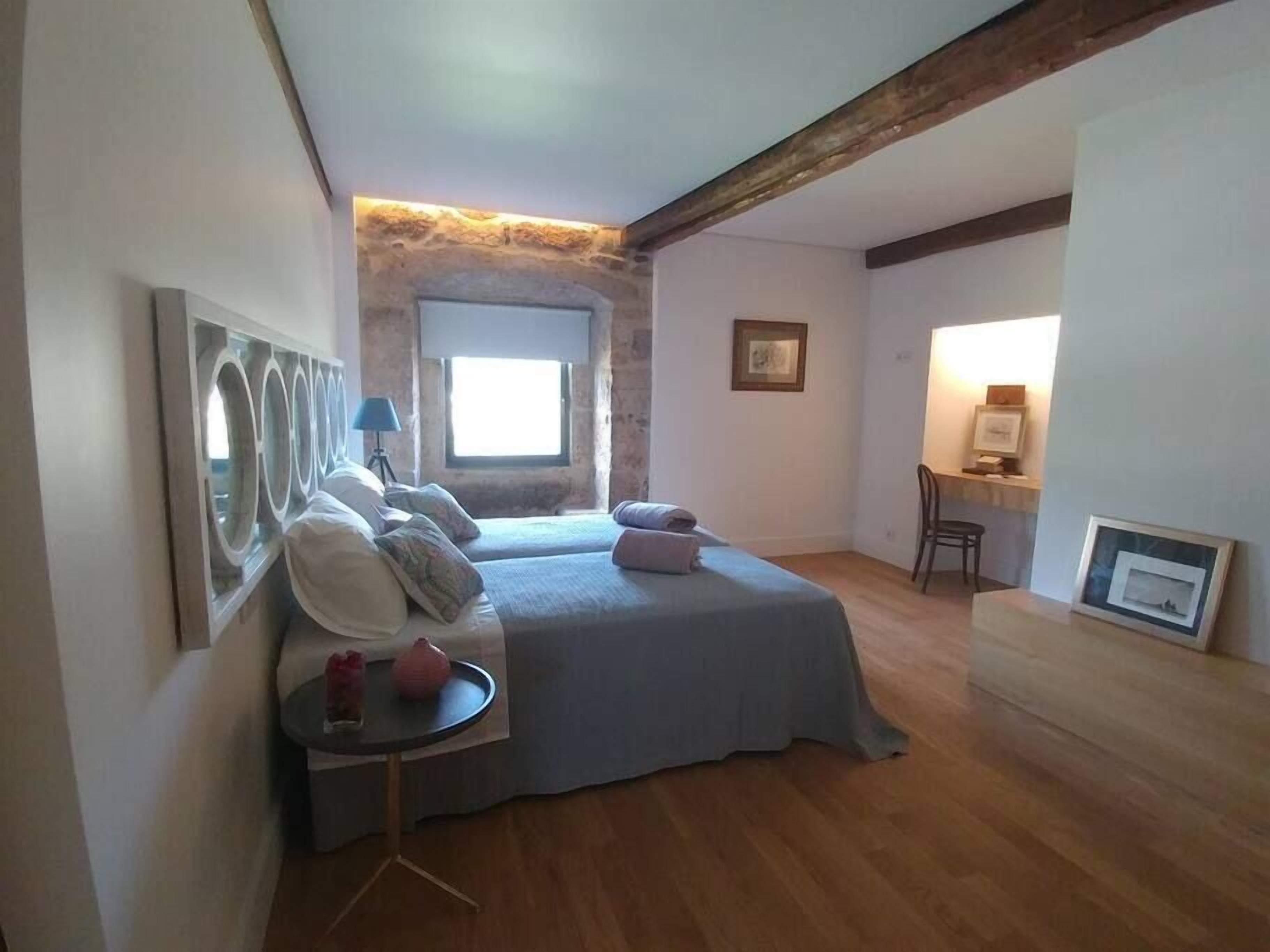 3 slaapkamers, een strijkplank/strijkijzer, wifi, beddengoed