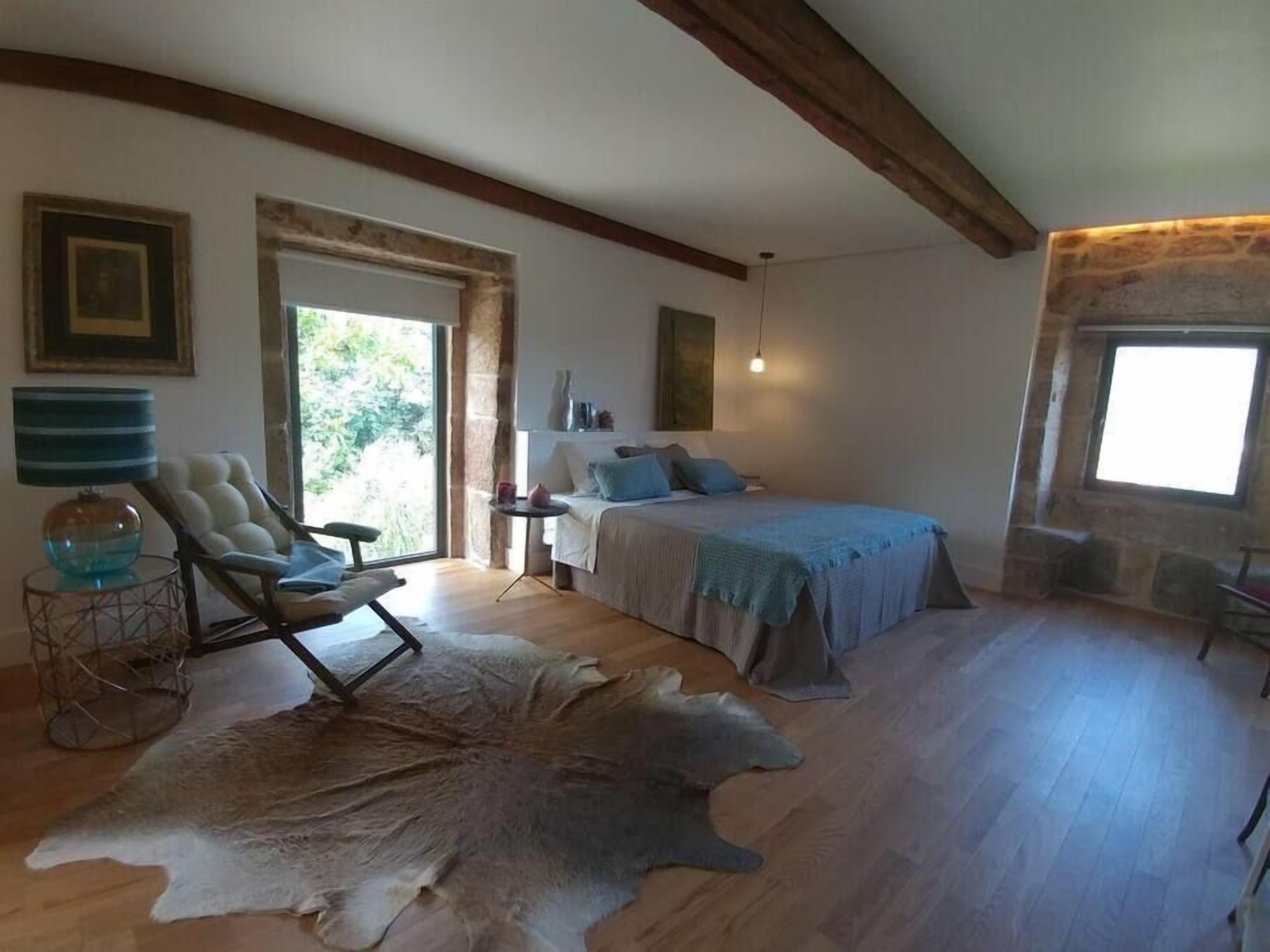 3 habitaciones, tabla de planchar con plancha, wifi y ropa de cama 