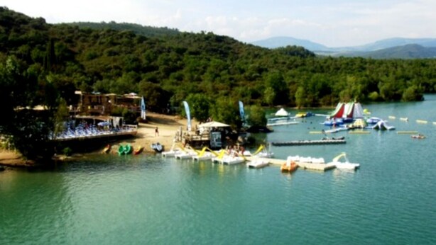 A lakeside area with boats, a dock, and a building with a roof. - 15mn Cannes, Fréjus, Gîte les Mimosas 2à4pers animals contact the owner (Montauroux)