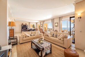 Televisie, videospelletjes, een dvd-speler en een stereo