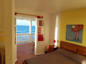 4 bedrooms, in-room safe, iron/ironing board, travel crib - SUPERB VILLA WITH SPECTACULAR OCEAN VIEWS AND PANORAMIC POOL (St Francois)