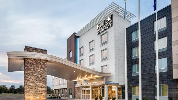 A Fairfield Inn & Suites by Wyndham hotel with a modern design, featuring a stone pillar entrance, multiple floors, and a clear sky. - Fairfield Inn & Suites Kenosha Pleasant Prairie (Pleasant Prairie)