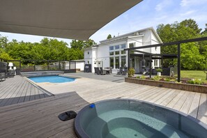 Outdoor pool, a heated pool - Villa with pool near Stockholm city (Ågesta/Farsta)