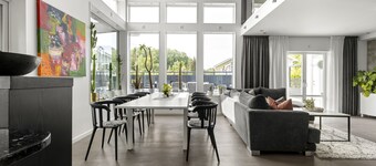 街と自然に近いプール付きの高級ヴィラ